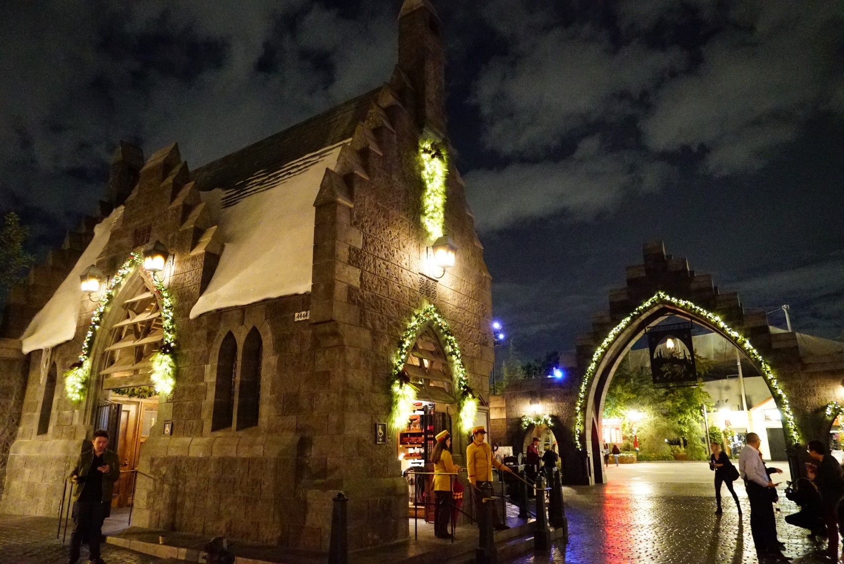 Previewing Christmas at the Wizarding World at Universal Studios