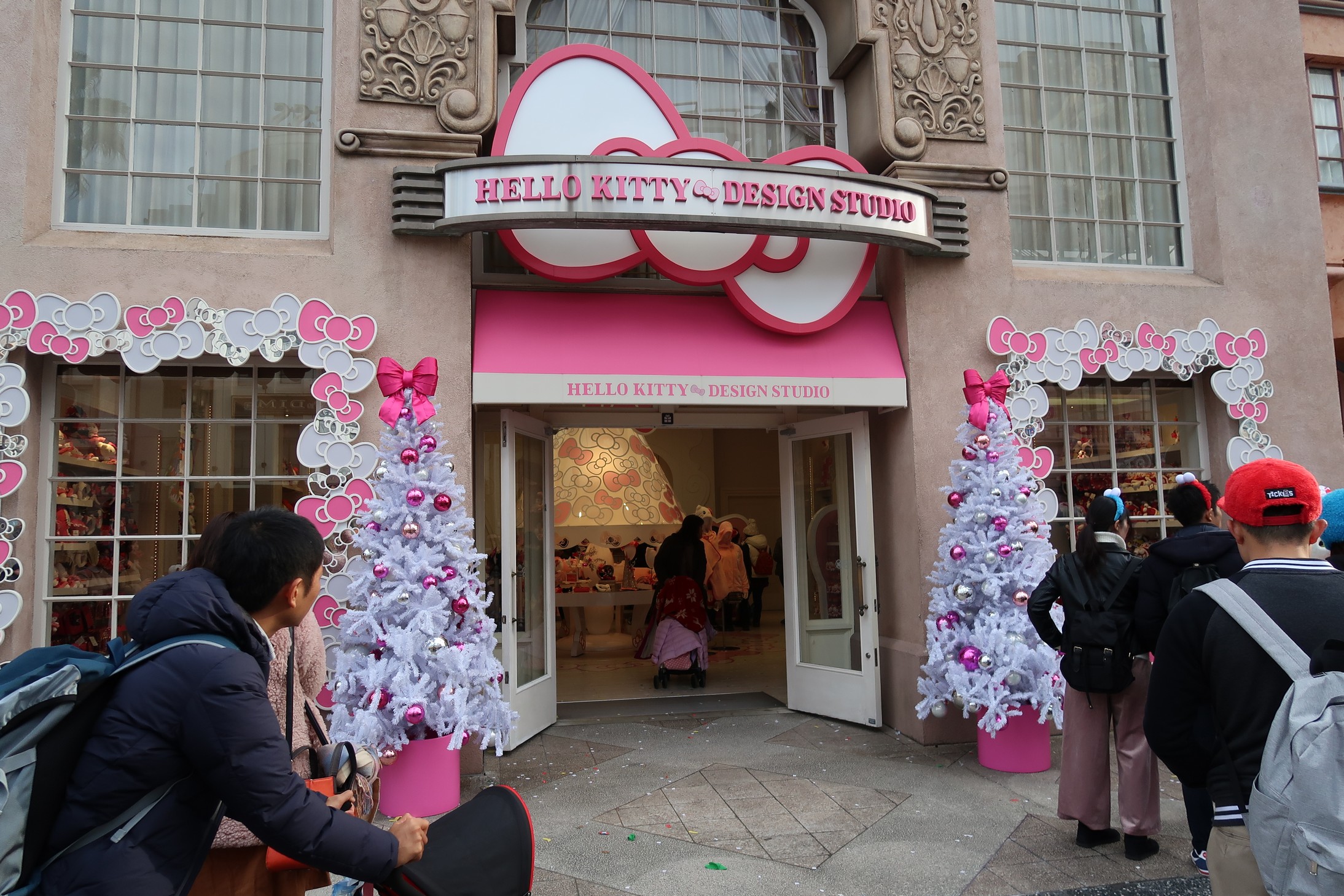 Hello Kitty Store at Universal Studios, Osaka, Japan Editorial Photo -  Image of male, face: 201503826