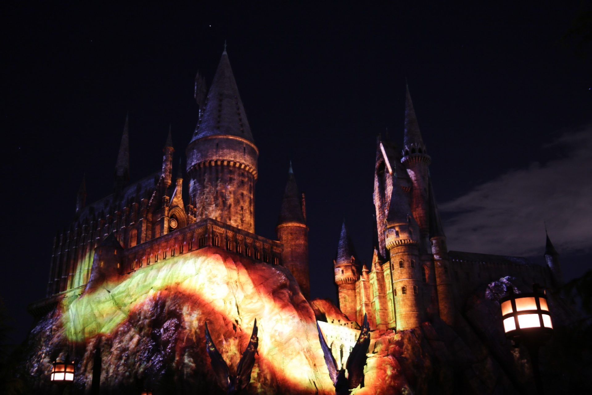 Dark Arts At Hogwarts Castle Nighttime Show Premieres At Universal
