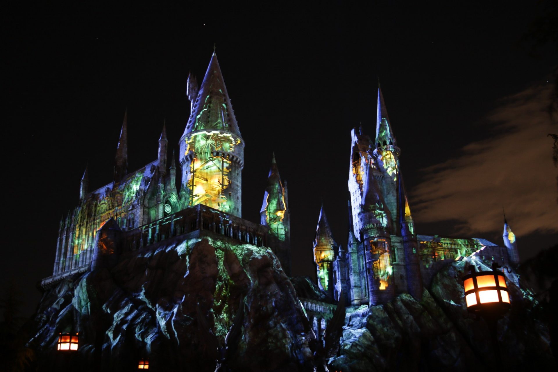  Dark Arts At Hogwarts Castle Nighttime Show Premieres At Universal